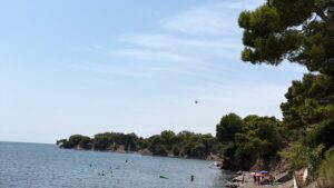 Paura a Ogliastro Marina, turista di 59 anni precipita sugli scogli da una parete rocciosa