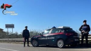 Piana del Sele, incendio di tre auto e presunte estorsioni: fermate tre persone