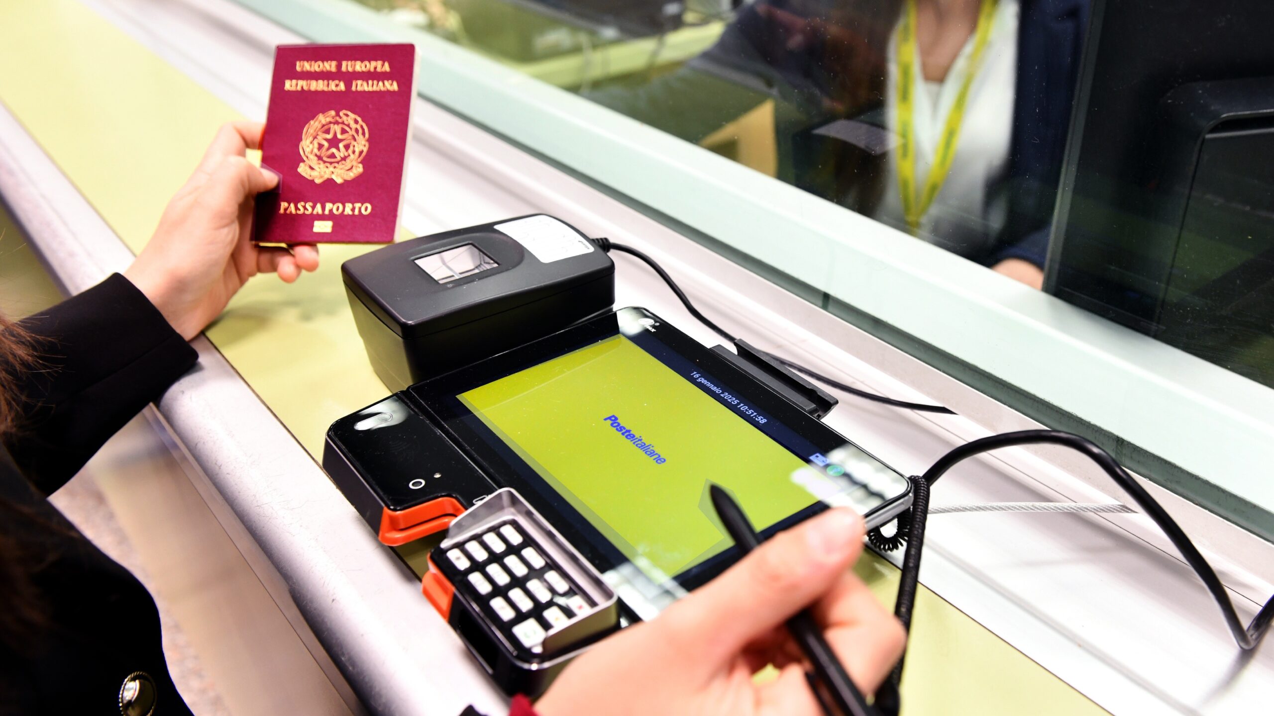 Passaporti alle Poste: oltre 256 mila richieste gestite. Boom nei piccoli comuni