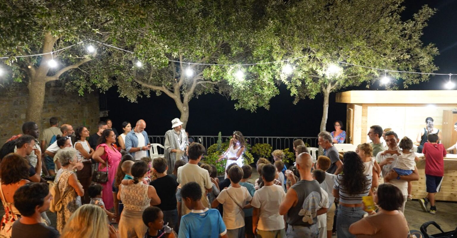 Pollica, si chiude “Il borgo del tesoro”: a Cannicchio un intero borgo diventa teatro per i bambini | Giornale del Cilento