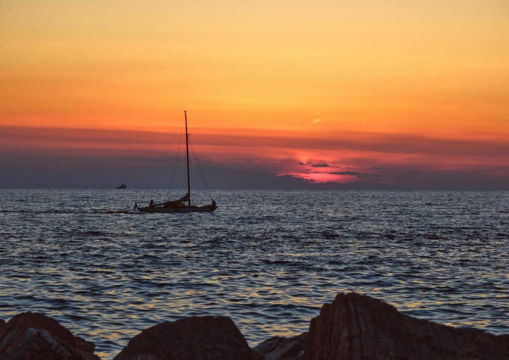 Dalla vela al pilates, agosto nel Parco del Cilento si vive tra mare, boschi, grotte e borghi