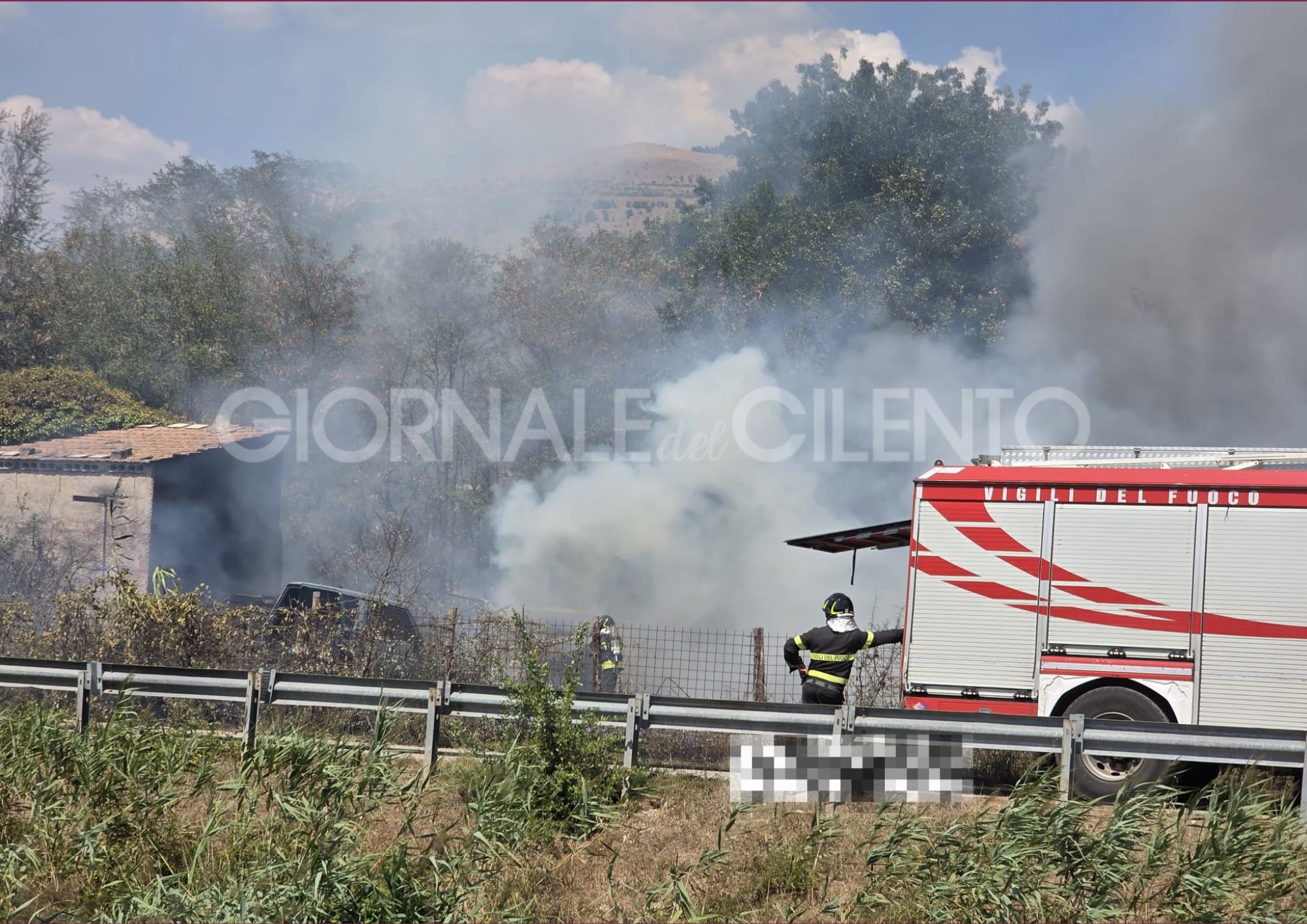 Incendio vicino alla ferrovia a Polla, minacciate alcune abitazioni
