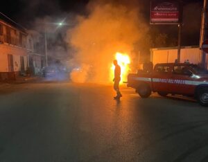 Auto in fiamme ad Angri, intervento dei vigili del Fuoco in via delle Fontane