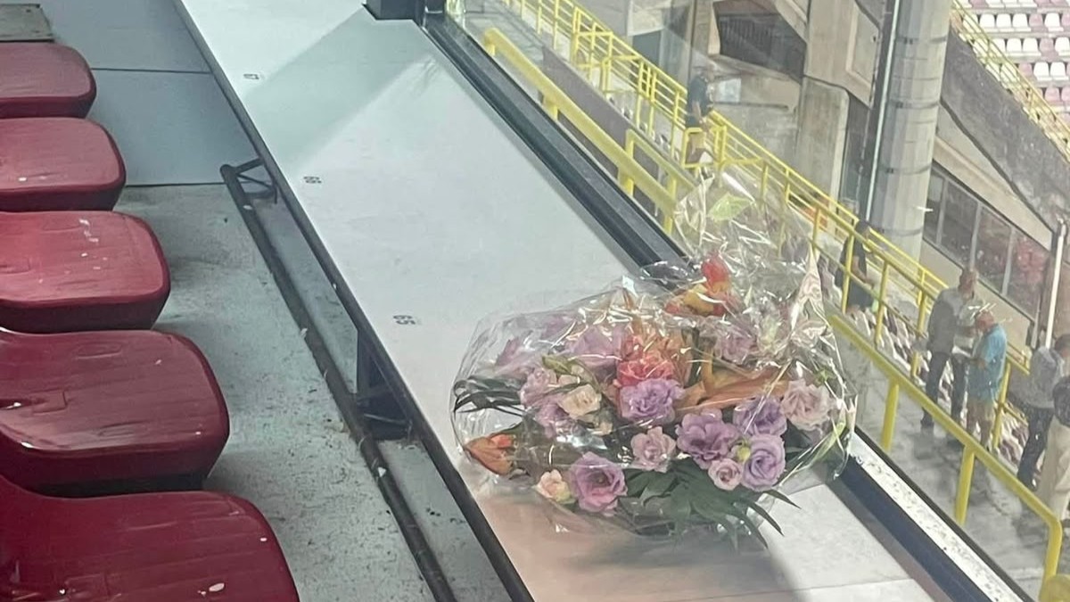 Vuoto il posto del cronista: un mazzo di fiori all’Arechi per ricordare Luca Esposito