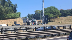 Camion si ribalta sul raccordo Salerno-Avellino: disagi verso Fratte