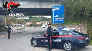 Agropoli, maltratta madre e sorella poi lancia oggetti contro i carabinieri: arrestato