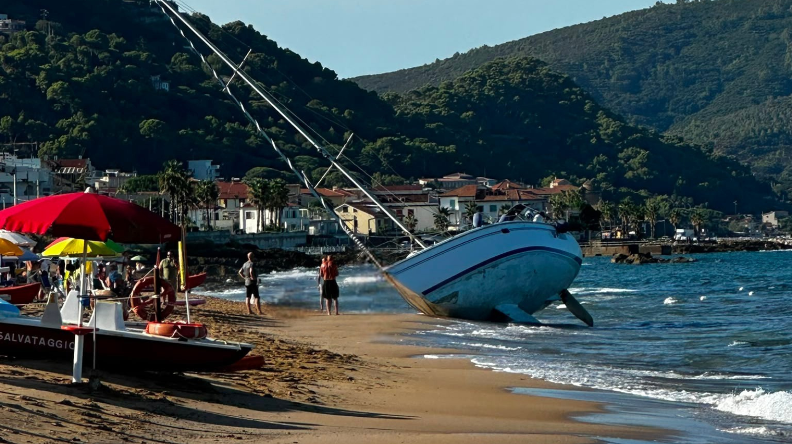 Maltempo, barca a vela trascinata dalla mareggiata sulla spiaggia di Castellabate