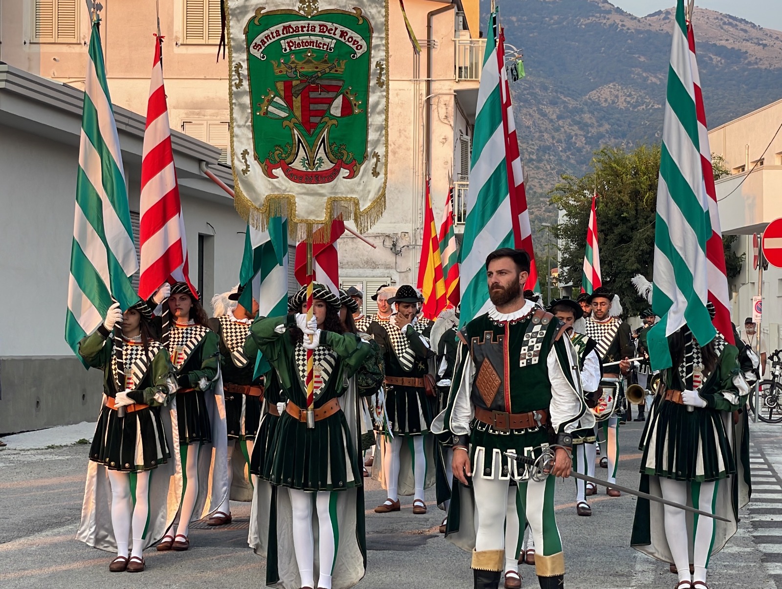 A Sapri torna Pisacane: la storia del Risorgimento rivive tra corteo e teatro sulla spiaggia