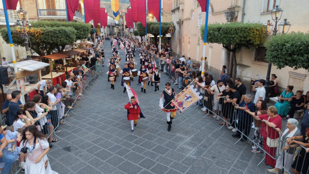 Teggiano, migliaia alla prima della Tavola della Principessa Costanza