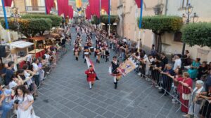 Teggiano, migliaia alla prima della Tavola della Principessa Costanza