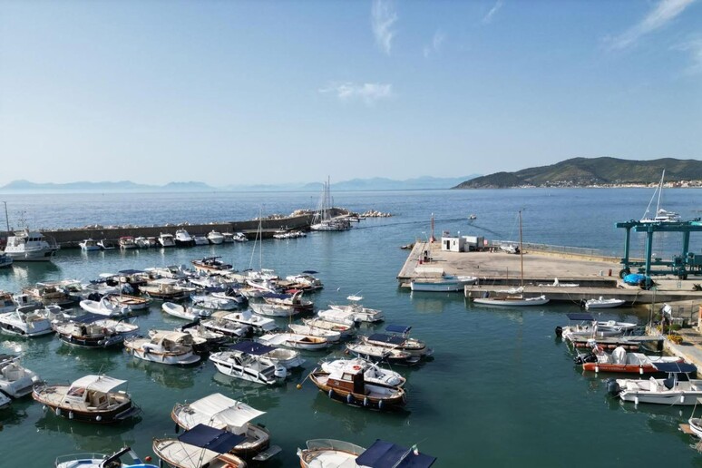 Castellabate, barca rischia di affondare a punta Licosa: salvati gli occupanti