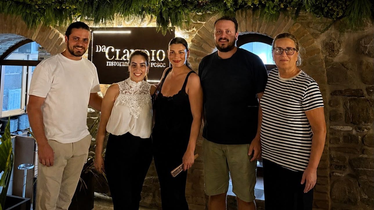 Emma Marrone ad Acciaroli: cena con gli amici e foto con i fan