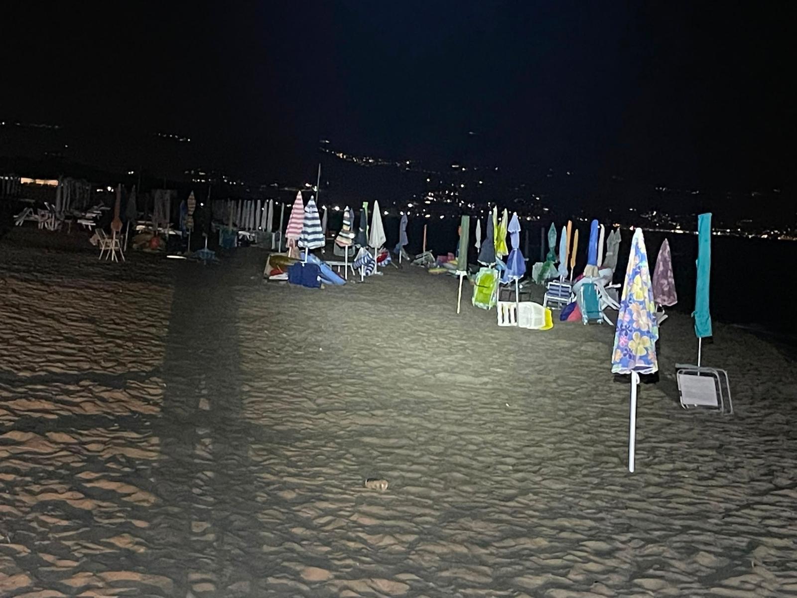 Capaccio Paestum: blitz contro l’ombrellone selvaggio, sequestrate oltre 500 attrezzature sulle spiagge libere