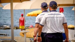 Guardia Costiera, controlli sul litorale di Acciaroli: sequestrato un pontile abusivo. Multe agli stabilimenti e sequestri sulla spiaggia