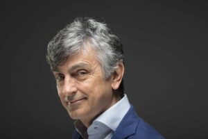 Certosa Village 2026, Vincenzo Salemme a Padula celebra 50 anni di carriera con “Lo spettacolo della mia vita… e fuori nevica”