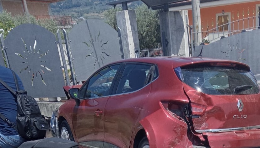 Incidente a Macchia di Montecorvino Rovella, scontro tra auto e motorino: due feriti