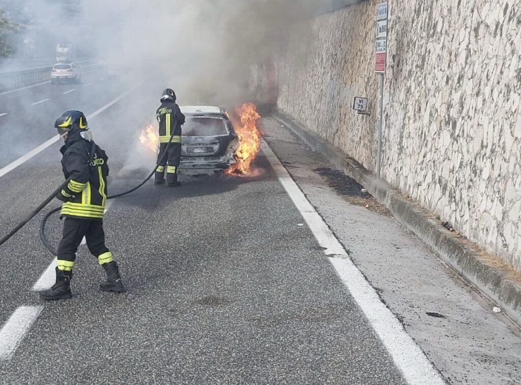 Auto in fiamme sull’A2 a Polla, traffico in tilt nel giorno da bollino rosso