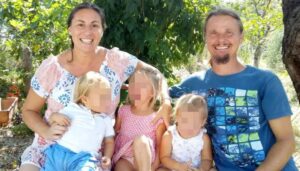La “famiglia nel bosco” arriva nel paese più piccolo del Cilento: Valle dell’Angelo si trasforma in uno studio televisivo a cielo aperto