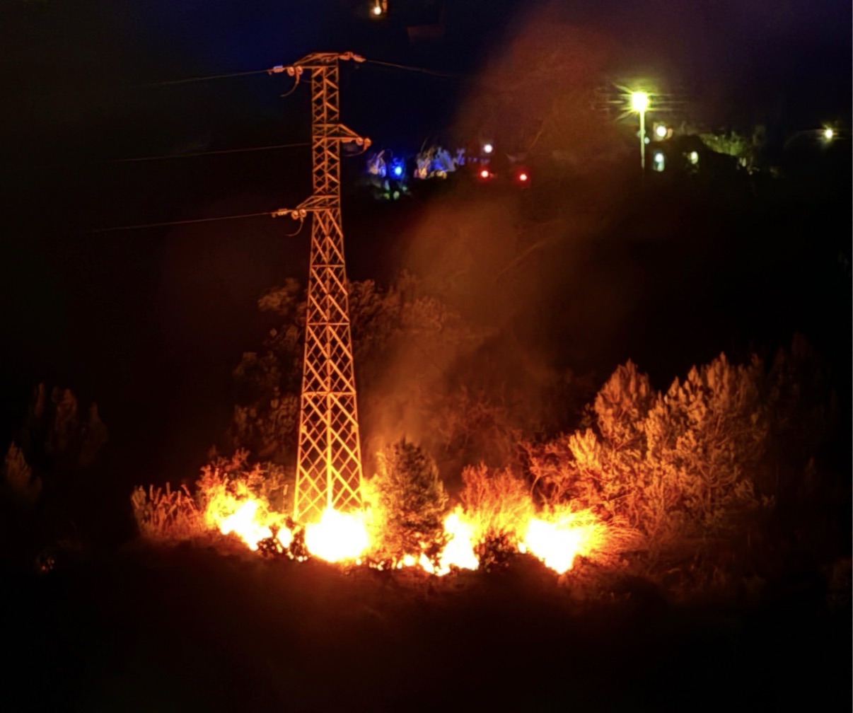 Incendio nella notte a Marina di Camerota, paura per alcune abitazioni