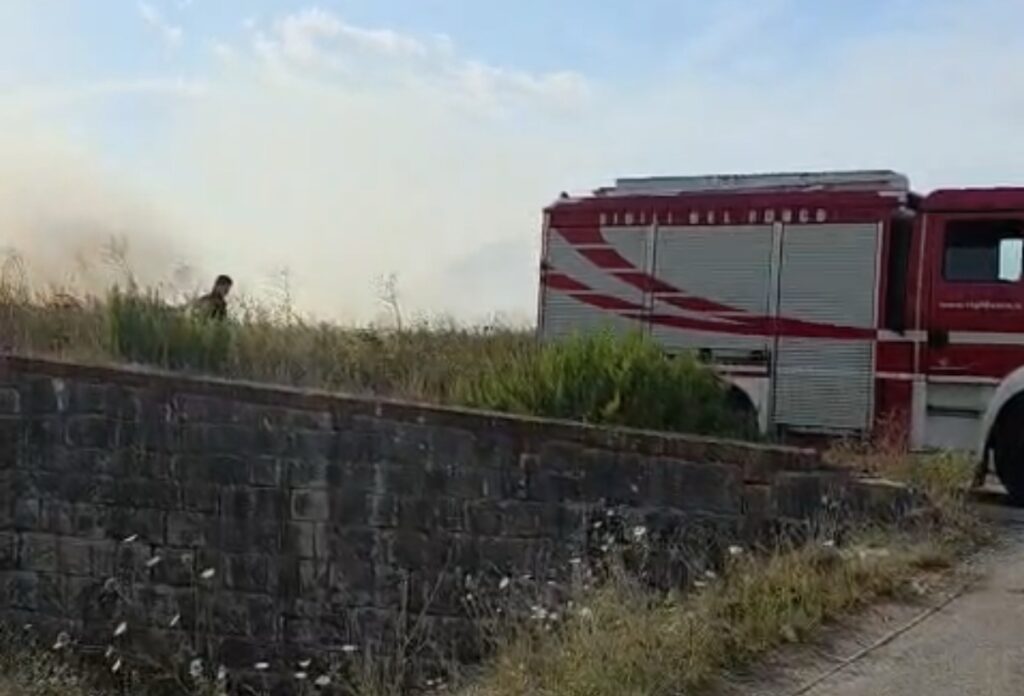 Terzo incendio in una settimana sulla Sicignano-Lagonegro: è caccia al piromane a Polla