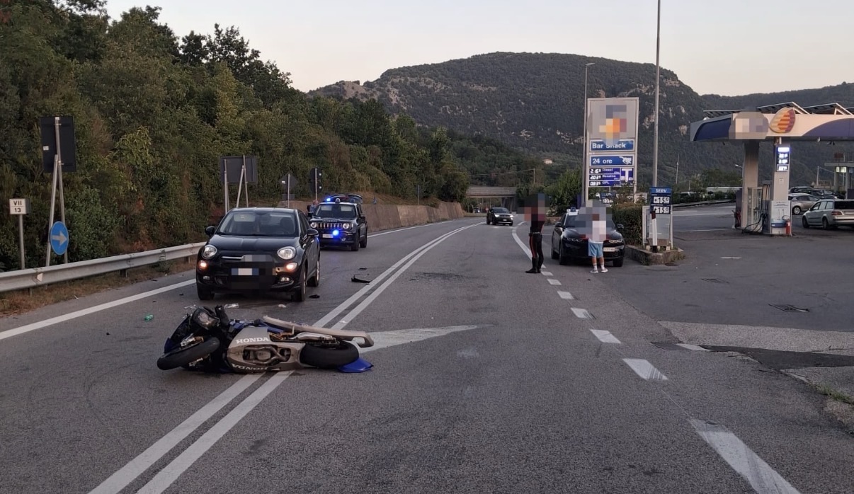 Incidente sulla Bussentina a Caselle in Pittari, scontro tra auto e moto