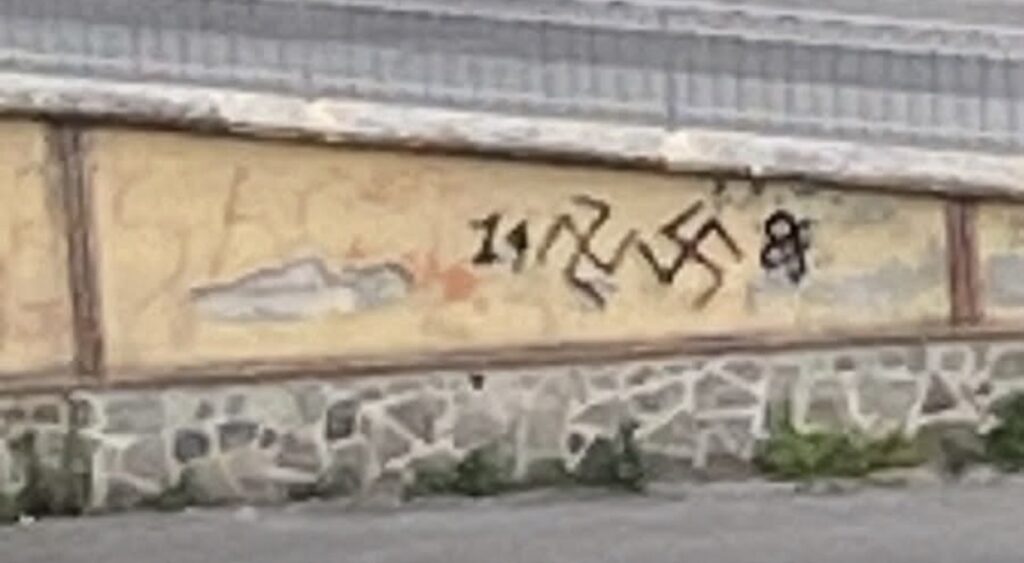Svastiche sui muri a Sala Consilina, l’Anpi chiede la rimozione