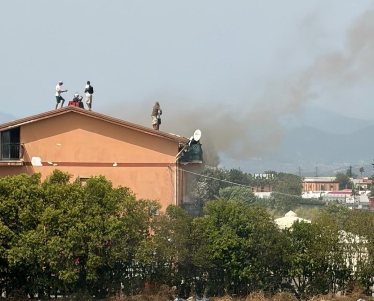 Incendio in una mansarda a Eboli, in salvo una decina di persone