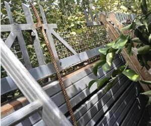 Incidente domestico a Giffoni Sei Casali, 72enne si infilza una gamba nell’inferriata