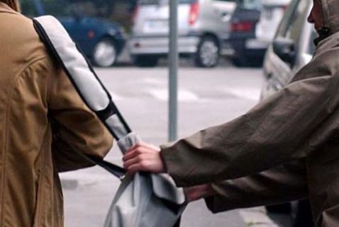 Scippo a Salerno, borsello strappato a un passante in centro