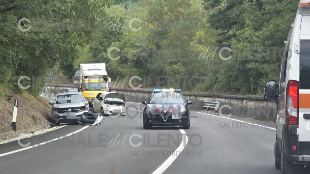 Incidente sulla Fondovalle Val d’Agri ad Atena Lucana: due auto coinvolte