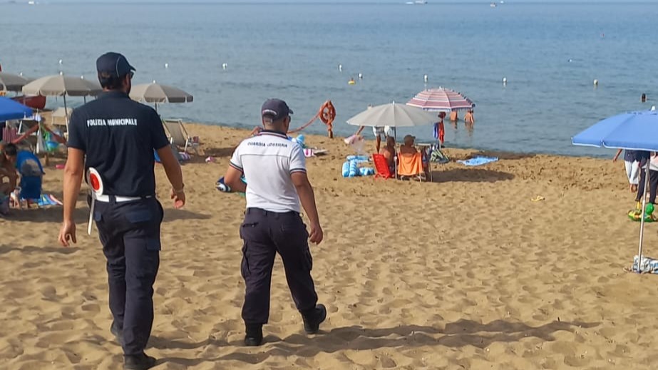 Castellabate, lotta all’ombrellone selvaggio: sequestrate numerose attrezzature sulla spiaggia libera