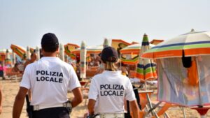 Ascea, furti in spiaggia: tre uomini fermati con la refurtiva