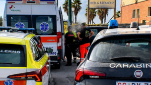 Pontecagnano, minaccia di ferirsi con una lametta: 50enne soccorso