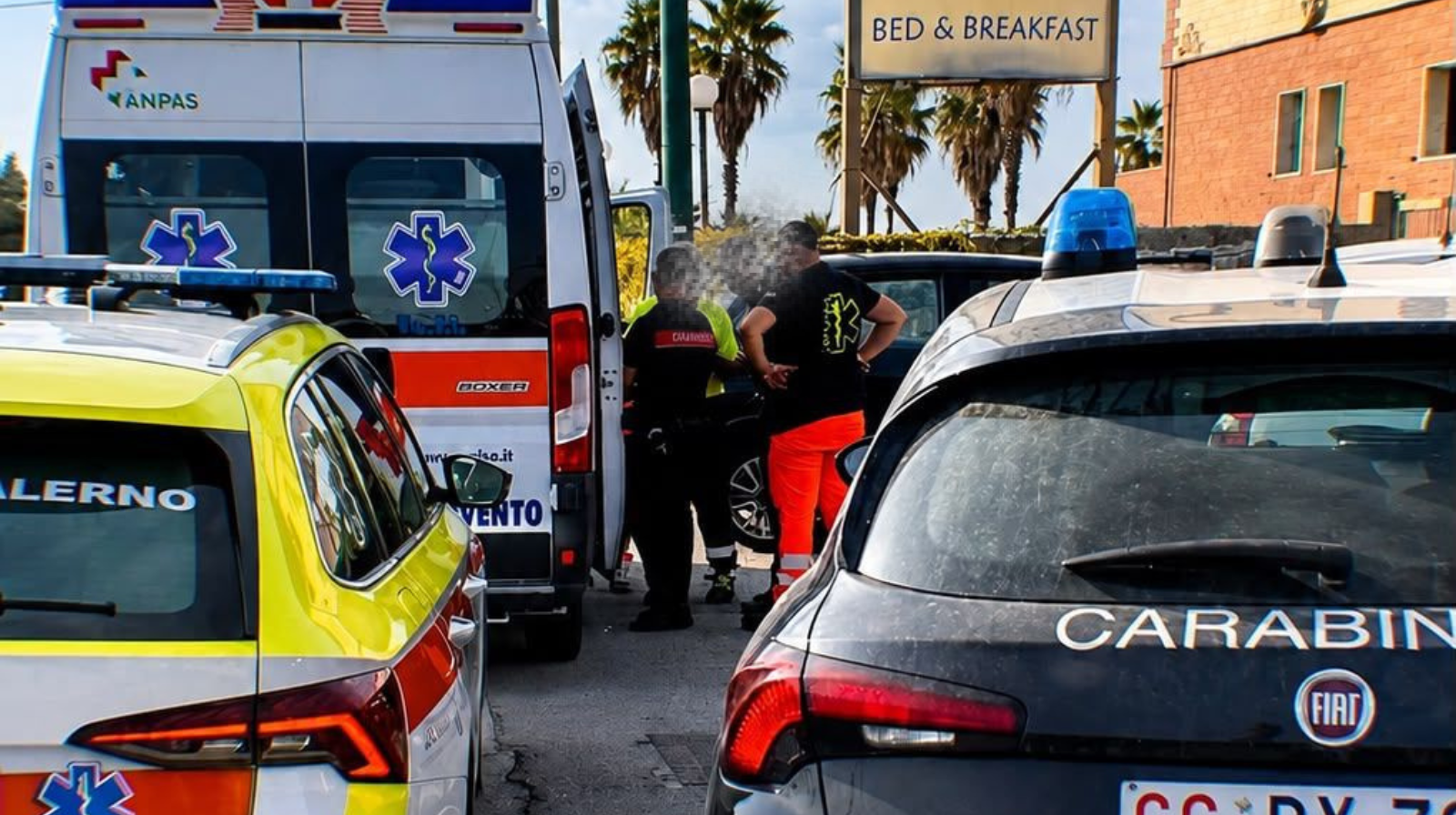 Pontecagnano, minaccia di ferirsi con una lametta: 50enne soccorso