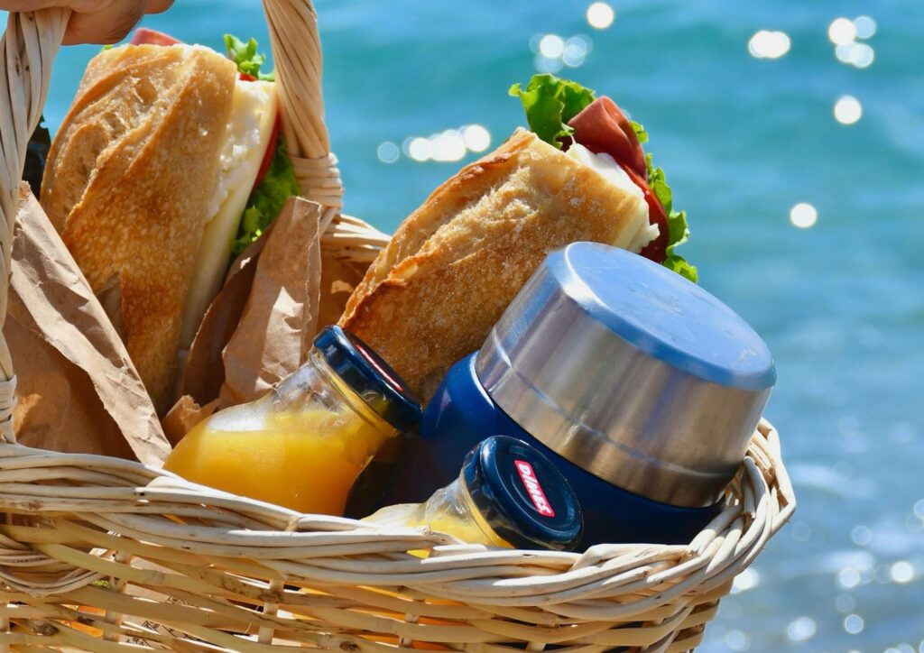 Pranzo al mare, cosa portare in spiaggia: idee pratiche e fresche per Ferragosto