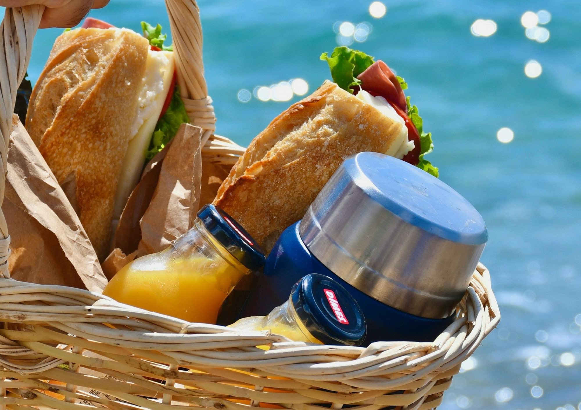 Pranzo al mare, cosa portare in spiaggia: idee pratiche e fresche per Ferragosto