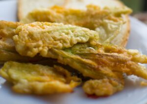 Fiori di zucca fritti, la ricetta dell’estate: croccanti fuori e morbidi dentro