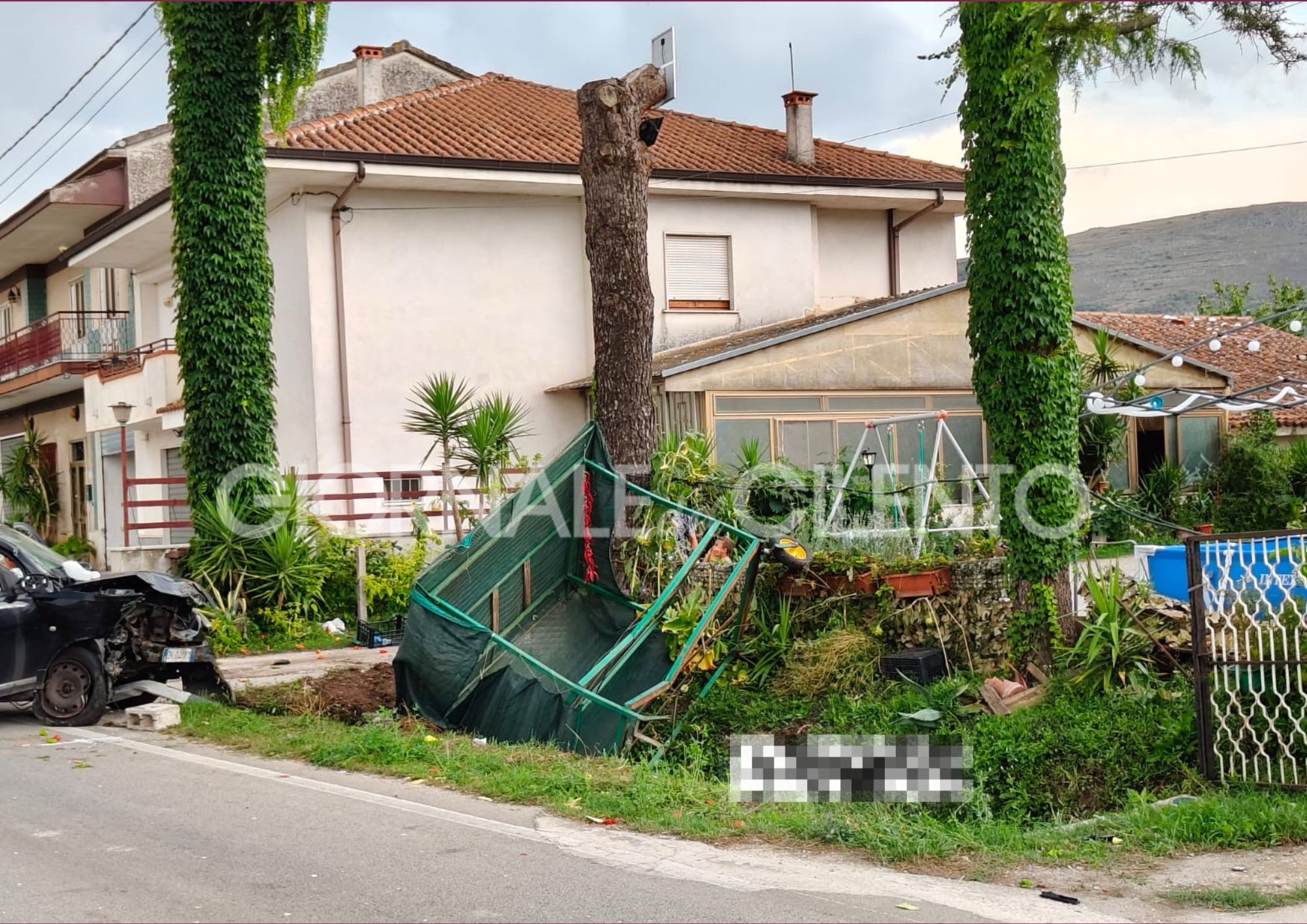 Teggiano, auto finisce contro una struttura di un venditore ambulante: ferite madre e figlie