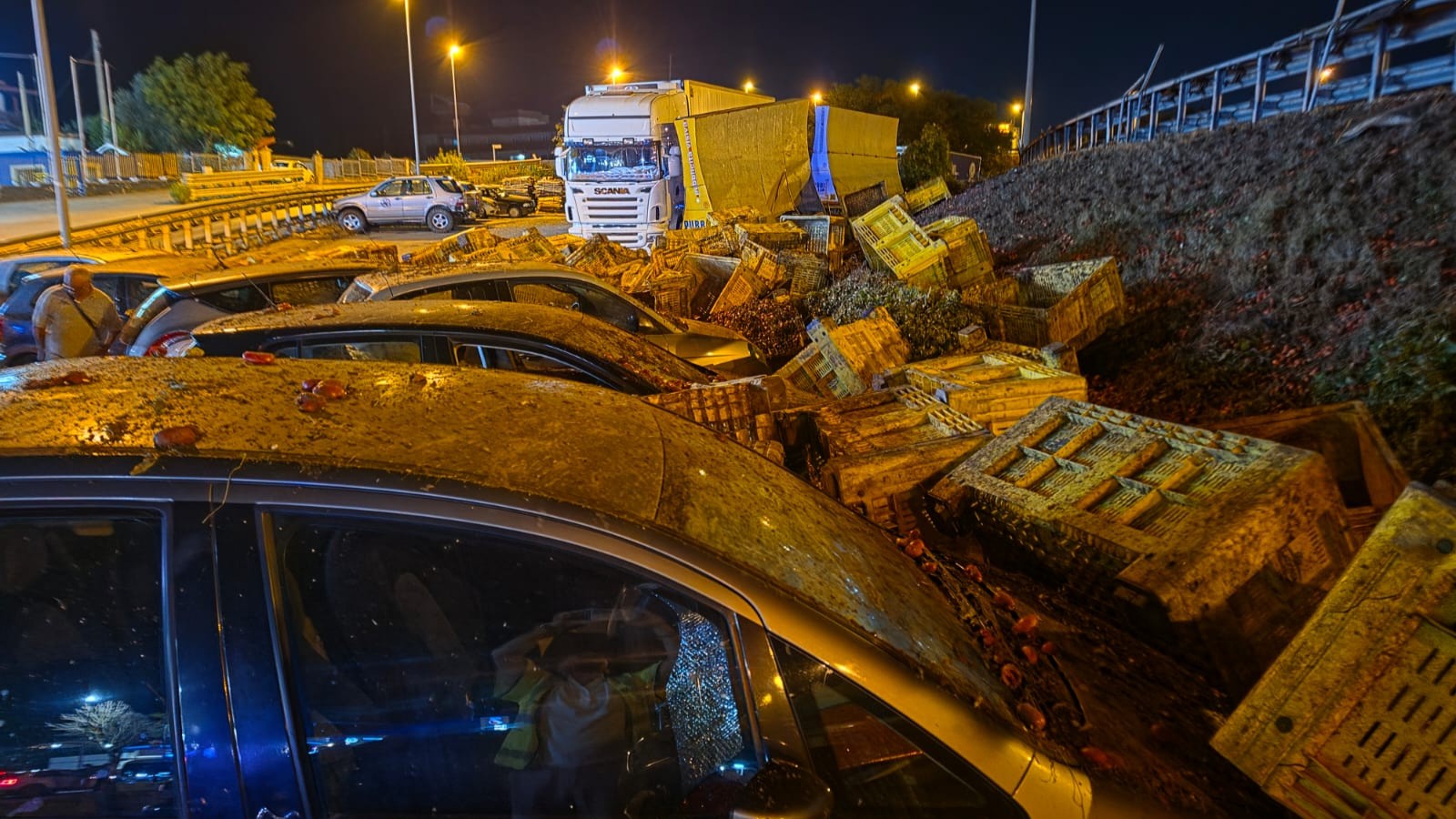 Sicignano, tir perde il carico: pomodori sulle auto, alcuni feriti