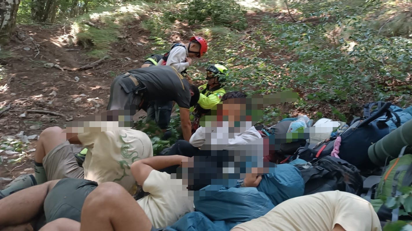 I vigili del fuoco salvano 19 scout dispersi sul monte Cerreto