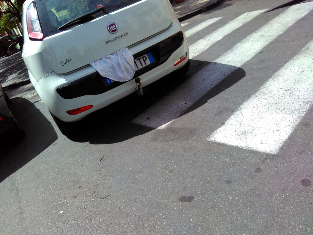 Targhe coperte nella Ztl di Salerno: dagli asciugamani ai passeggini