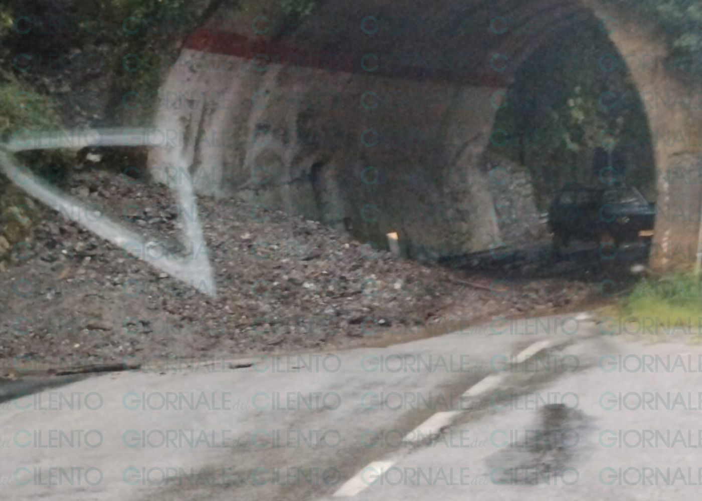 San Severino di Centola, frana per il maltempo: strada chiusa