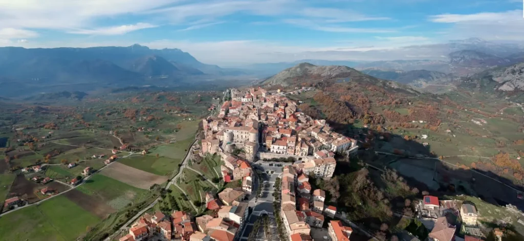 Caggiano, viaggio nel borgo dei Templari tra castello, natura e sapori