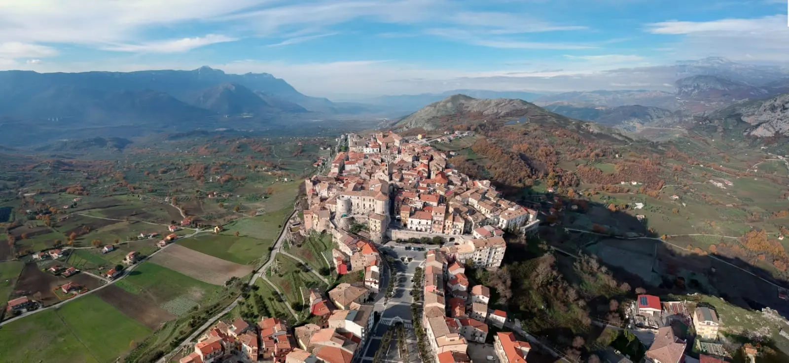 Caggiano, viaggio nel borgo dei Templari tra castello, natura e sapori