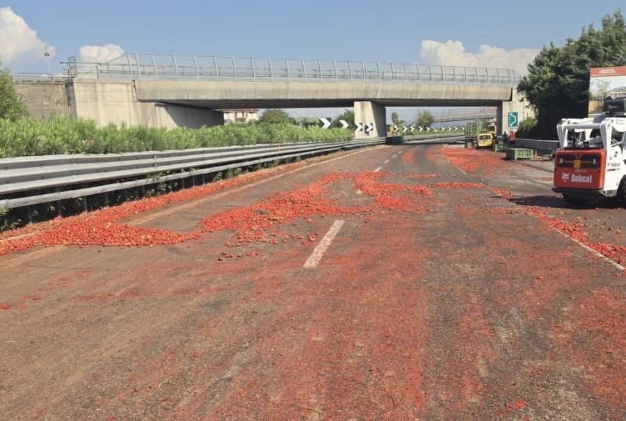 Camion perde il carico di pomodori sulla A2, asfalto completamente rosso