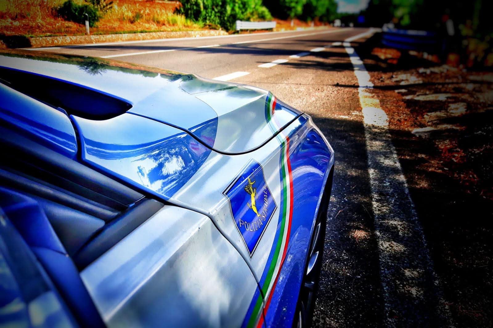 Uomo a piedi in autostrada, salvato dalla Polizia stradale