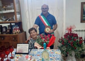 Felitto festeggia i 100 anni di Angela Prinzo: gli auguri del sindaco