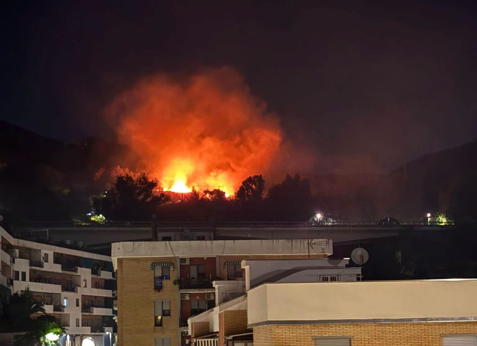 Incendio a Salerno, fiamme sulle colline sotto il Castello Arechi