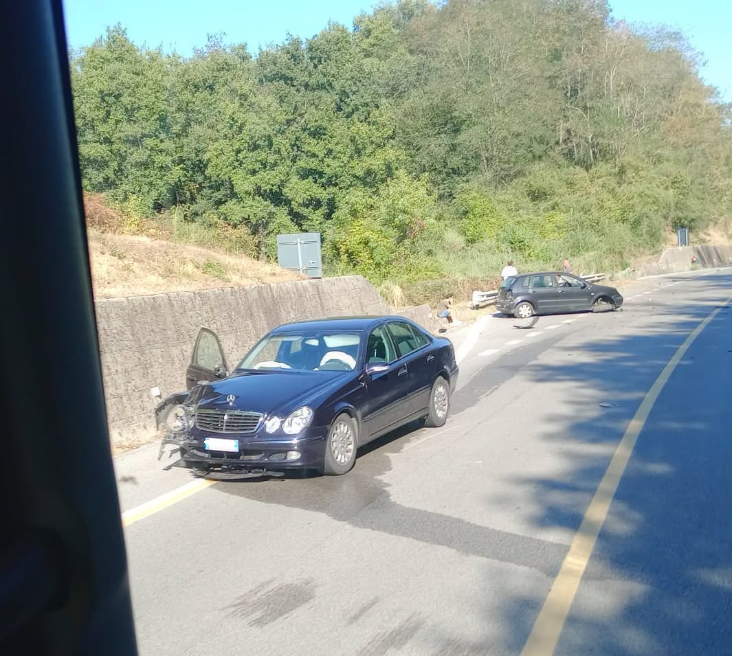 Incidente sulla Cilentana a Roccagloriosa, scontro tra due auto