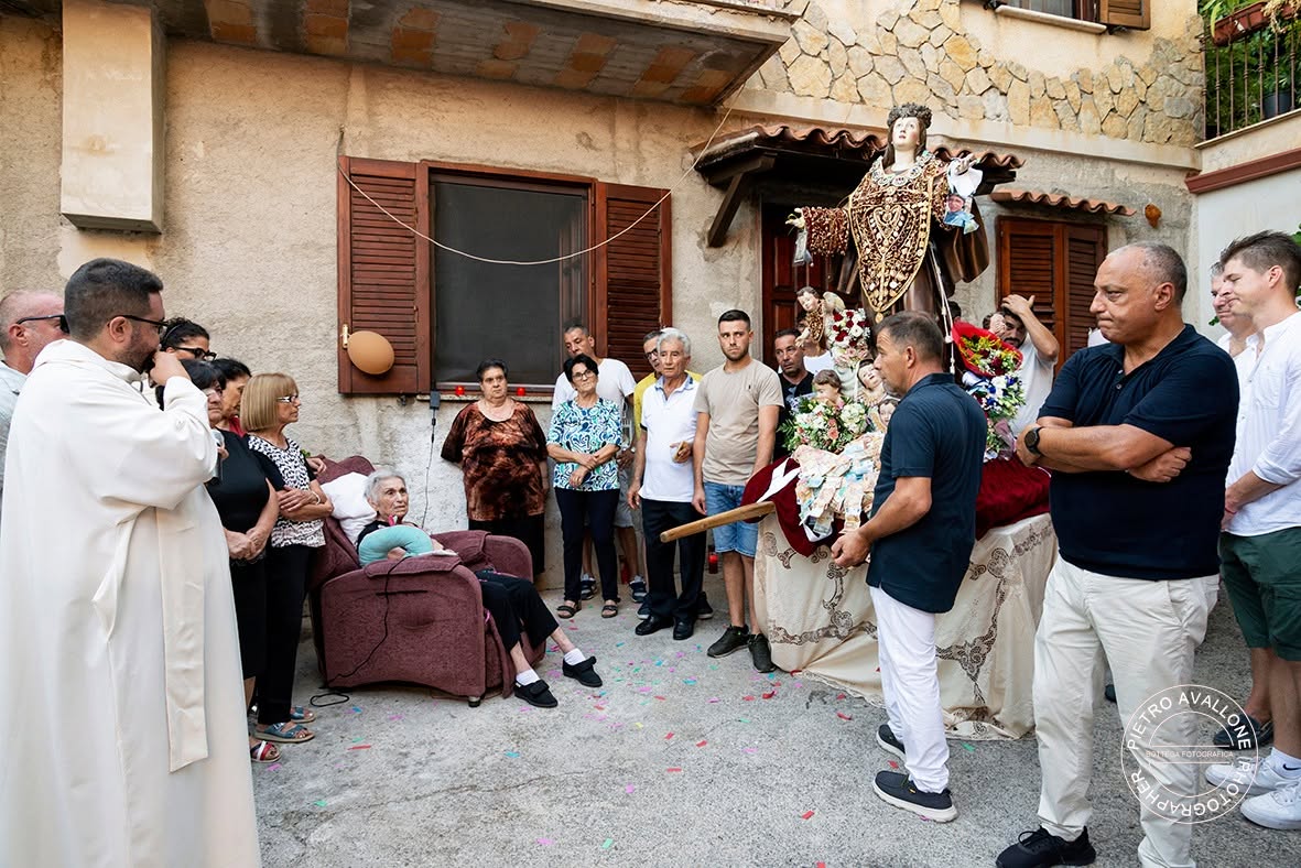 A Lentiscosa Santa Rosalia si ferma davanti a Maria, 87 anni: l’inchino che commuove il paese